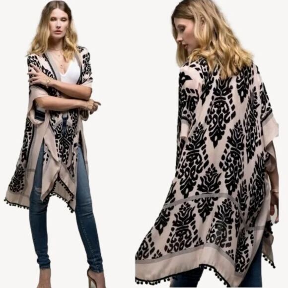 Damask Print Kimono ~ Mini Pom-Pom Trim ~ Bohemian Elegance  ~ One Size ~ NEW - Picture 1 of 11